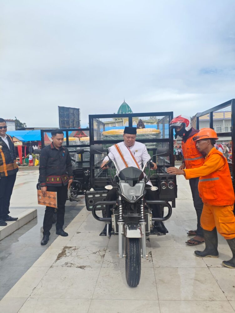 Aksi Nyata TJSL, PT PLN Nusantara Power UP Bakaru Salurkan Bantuan Kendaraan Sampah di Mamasa