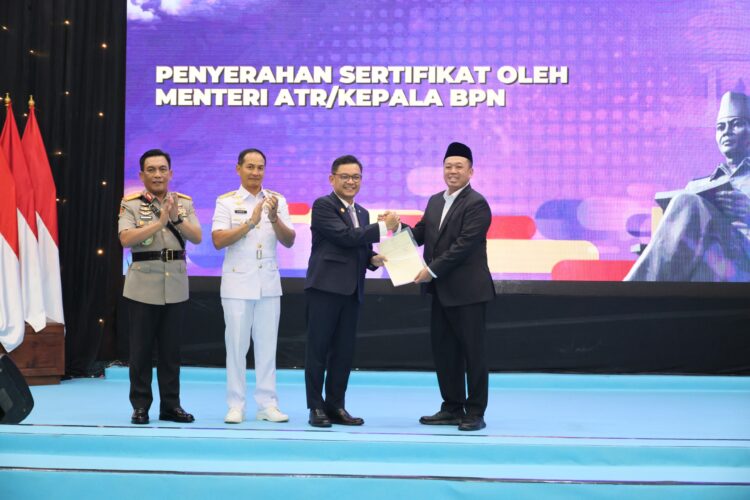 Perkuat Kepastian Hukum Aset Negara, Menteri Nusron Serahkan Sertipikat Hak Pakai untuk Lemhannas RI