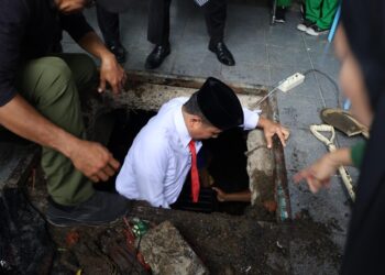 Tasming Hamid Pantau Pengerukan Sampah pada Drainase di Titik Rawan Banjir