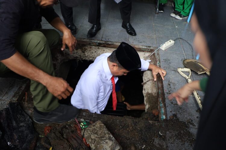 Tasming Hamid Pantau Pengerukan Sampah pada Drainase di Titik Rawan Banjir