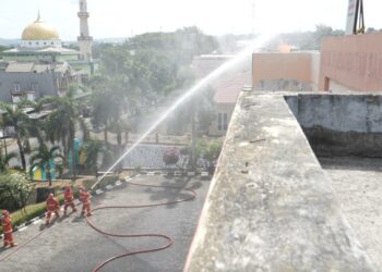 PLN Nusantara Power UP Bakaru Perkuat Kesiapsiagaan Melalui Simulasi Tanggap Darurat Kebakaran dan Penyelamatan Korban dari Ketinggian