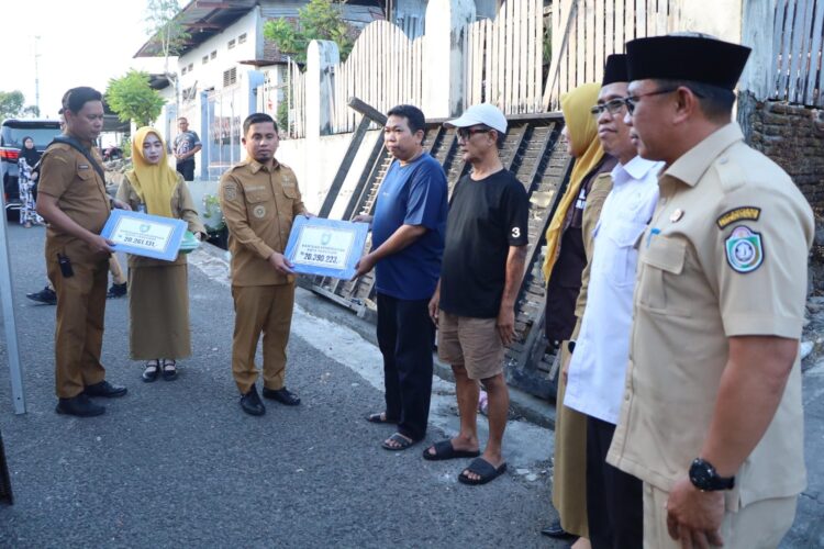 Wali Kota Serahkan Bantuan kepada Korban Kebakaran