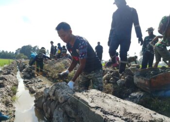 Terik Bukan Penghalang, Satgas TMMD 129 Kodim 1404/Pinrang Kebut Pembangunan di Desa Tanratuo