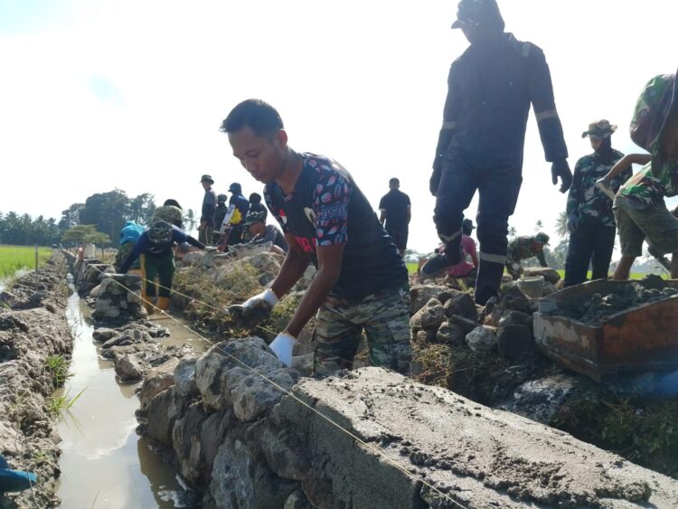 Terik Bukan Penghalang, Satgas TMMD 129 Kodim 1404/Pinrang Kebut Pembangunan di Desa Tanratuo