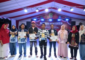 Bupati Sidrap Tutup Malam Kesenian dan Beri Penghargaan PBB
