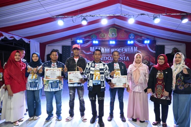 Bupati Sidrap Tutup Malam Kesenian dan Beri Penghargaan PBB