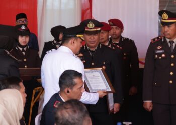 Gagalkan Peredaran 40 Kilogram Narkotika, Wawali Serahkan Penghargaan kepada Kapolsek KPN Bersama Jajaran