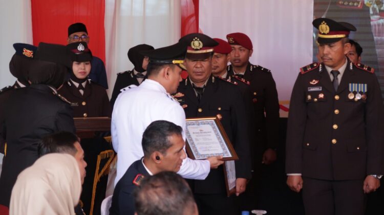 Gagalkan Peredaran 40 Kilogram Narkotika, Wawali Serahkan Penghargaan kepada Kapolsek KPN Bersama Jajaran