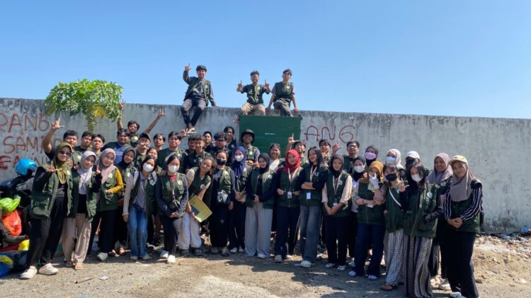Aksi Kolaboratif KKN Gelombang III ITH Soreang dan Ujung, Bersih-Bersih Lingkungan dan Pembuatan Video Digital