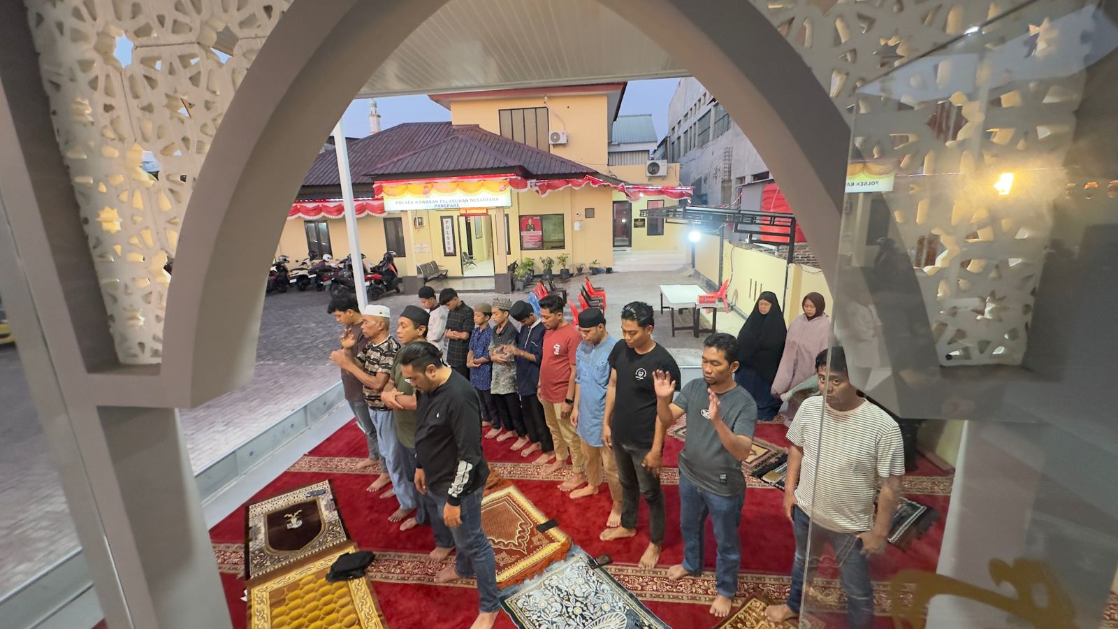 Sholat Maghrib Personel Polsek KPN di Mushollah Nur Qolby Parepare