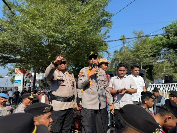 Pengamanan humanis Polda Sulsel saat mengawal aksi penyampaian pendapat di Makassar dan Gowa