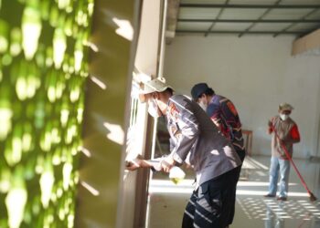 Polres Parepare bersama komunitas dan warga bergotong royong membersihkan Masjid Nurussamawati