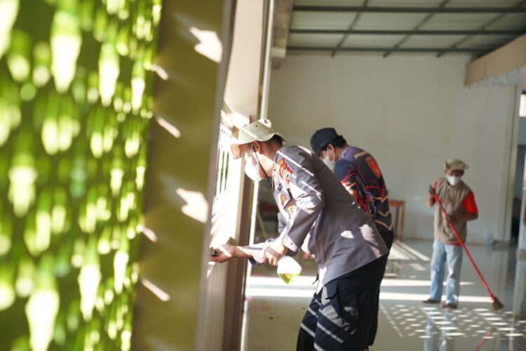 Polres Parepare bersama komunitas dan warga bergotong royong membersihkan Masjid Nurussamawati