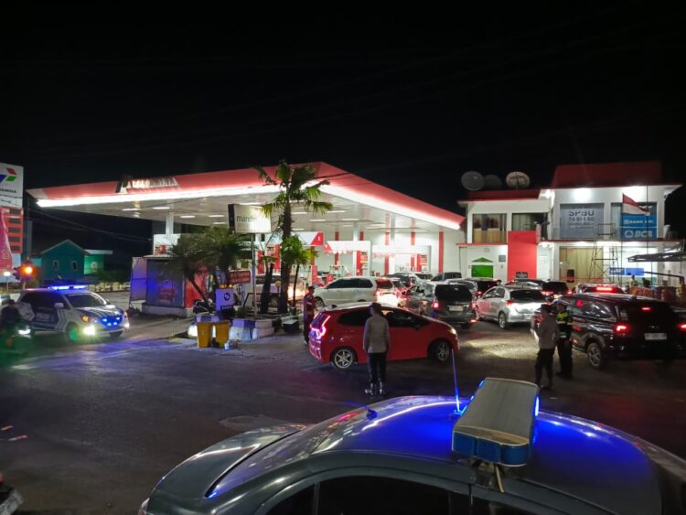 Cegah Kemacetan Meluas, Polsek KPN Parepare Pantau Antrean Truk di SPBU Ujung Bulu
