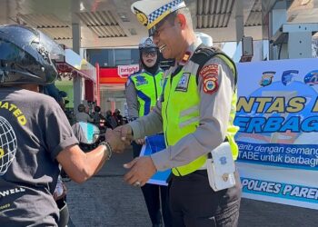 Antre BBM di Parepare, Polantas Hadir Bagikan Air Minum dan Pesan Keselamatan