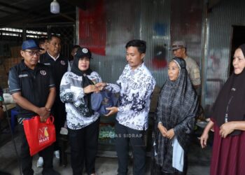 Wabup Nurkanaah Serahkan Santunan untuk Korban Kebakaran di Teteaji