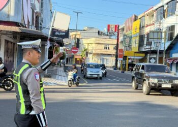 Commander Wish Sat Lantas Polres Parepare saat mengatur lalu lintas pagi