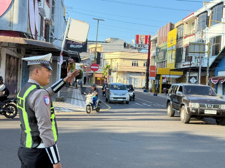 Commander Wish Sat Lantas Polres Parepare saat mengatur lalu lintas pagi