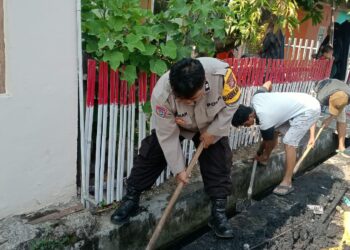 Kerja Bakti Drainase Parepare bersama Bhabinkamtibmas dan warga di Jalan Cendrawasih