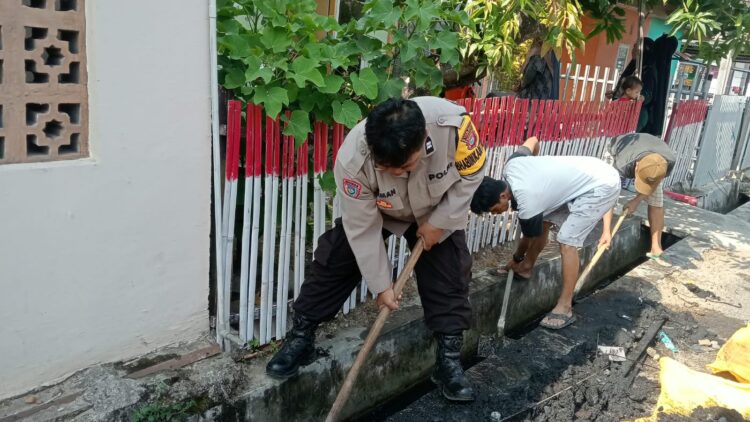 Kerja Bakti Drainase Parepare bersama Bhabinkamtibmas dan warga di Jalan Cendrawasih