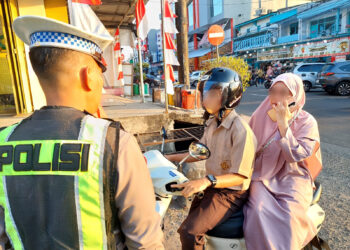Satlantas Polres Parepare memberikan teguran humanis kepada pengendara
