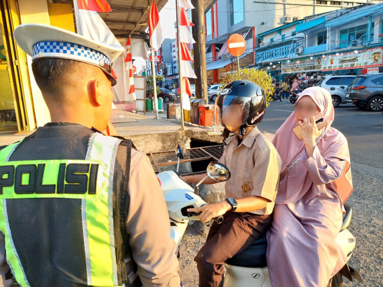 Satlantas Polres Parepare memberikan teguran humanis kepada pengendara
