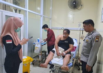 Tim Sidokkes Polres Parepare Pastikan Perkembangan Medis Personel Polsek Ujung Setelah Insiden Kecelakaan Tunggal