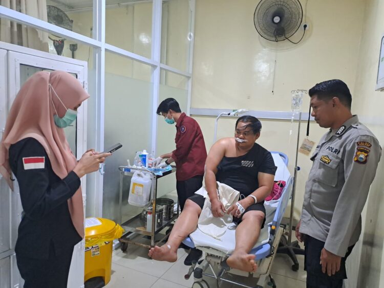 Tim Sidokkes Polres Parepare Pastikan Perkembangan Medis Personel Polsek Ujung Setelah Insiden Kecelakaan Tunggal
