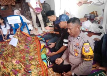 Bhabinkamtibmas Ujung Baru Aiptu Darwis Rakib melayat warga