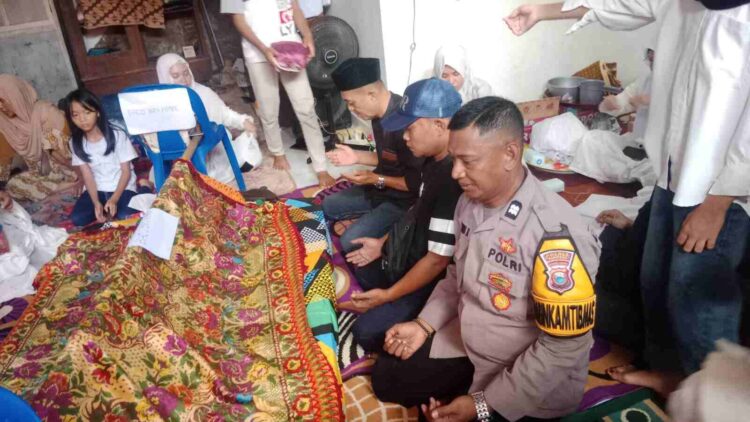 Bhabinkamtibmas Ujung Baru Aiptu Darwis Rakib melayat warga