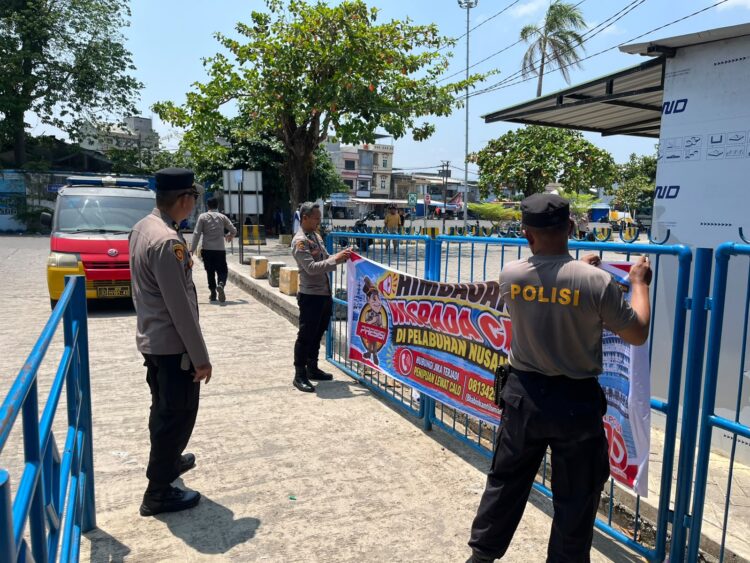 Waspada calo Pelabuhan Parepare, Polsek KPN memasang spanduk imbauan kepada penumpang di kawasan pelabuhan.