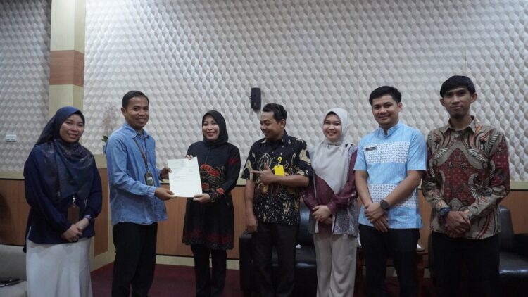 Kantor Pertanahan Parepare Serahkan Sertipikat Aset KPKNL Parepare