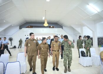 Wali Kota Parepare Tasming Hamid Terima Brevet Kehormatan Kesehatan Penyelaman dan Hiperbarik dari TNI AL