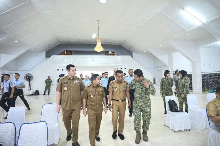Wali Kota Parepare Tasming Hamid Terima Brevet Kehormatan Kesehatan Penyelaman dan Hiperbarik dari TNI AL