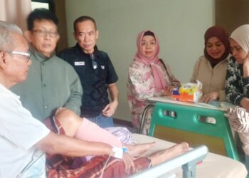 Pengurus PWI dan IKWI Sulsel Jenguk Dewan Penasehat yang Sakit di Parepare