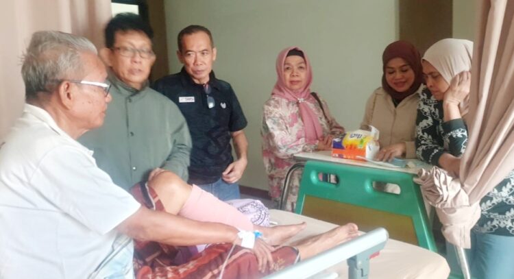 Pengurus PWI dan IKWI Sulsel Jenguk Dewan Penasehat yang Sakit di Parepare