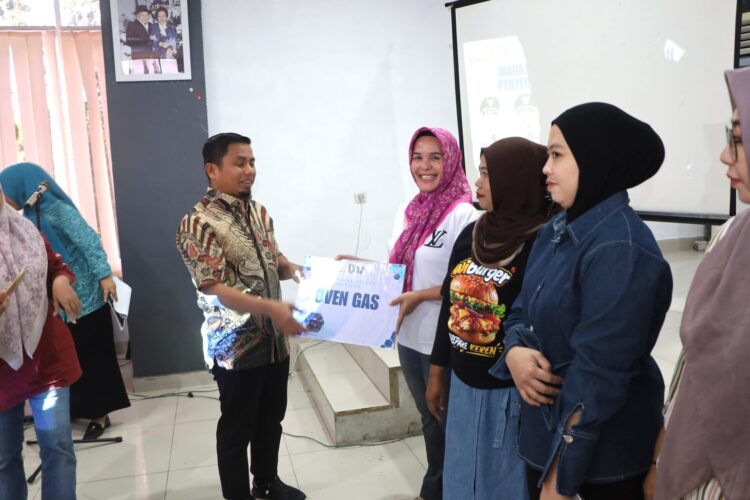 Wali Kota Parepare Serahkan Bantuan Peralatan UMKM